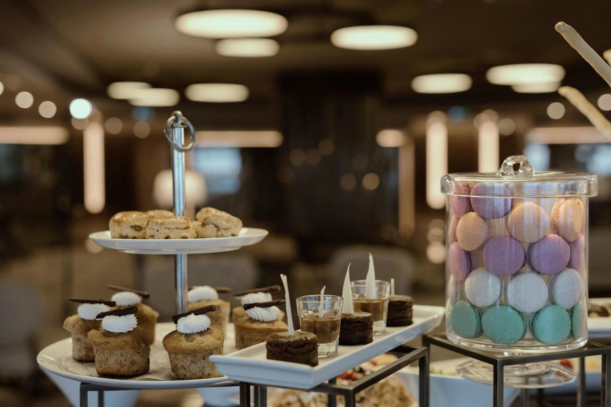 Renaissance Polat Istanbul Hotel Экстерьер фото A selection of desserts