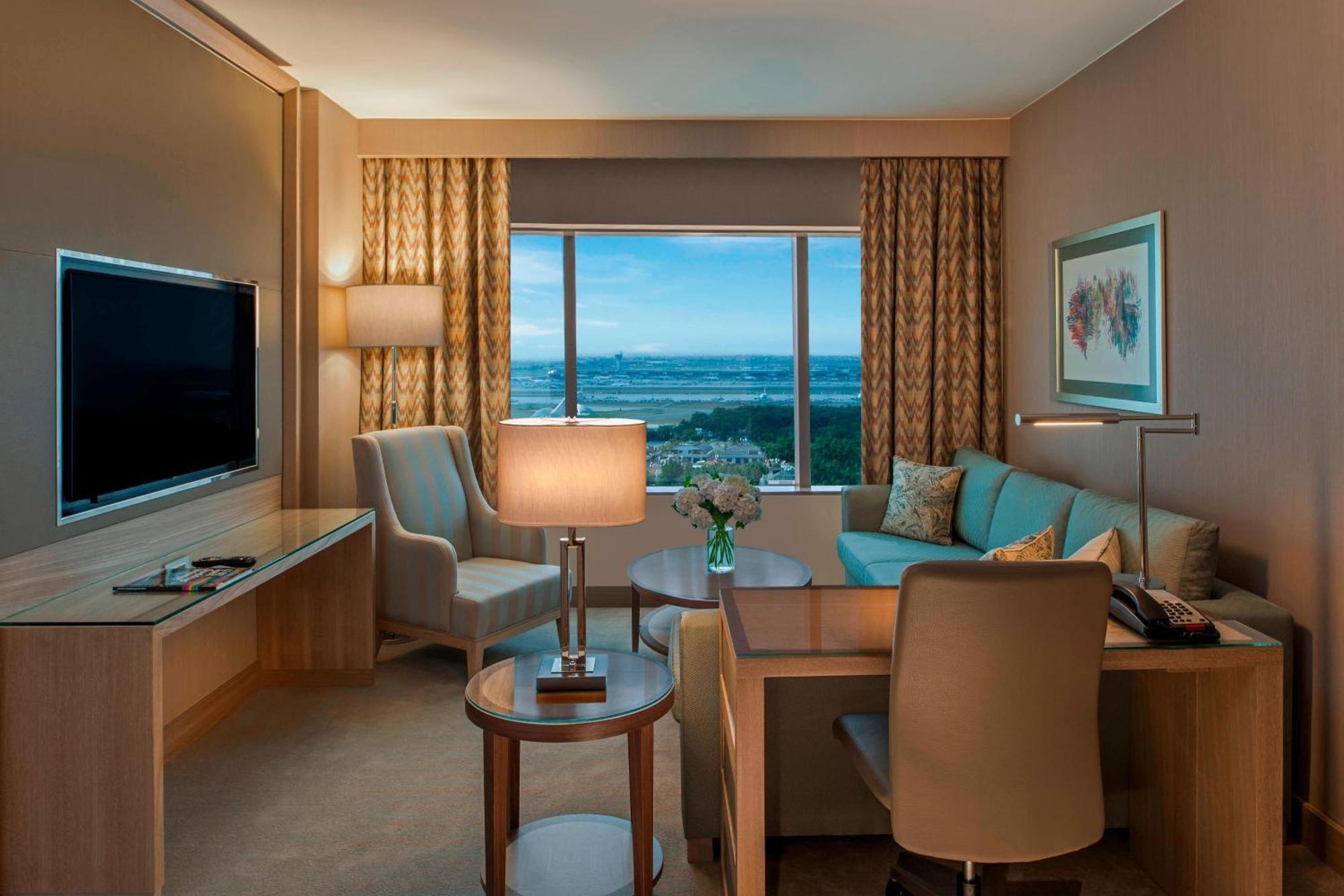 Renaissance Polat Istanbul Hotel Экстерьер фото A living room in a suite at Wynn Las Vegas